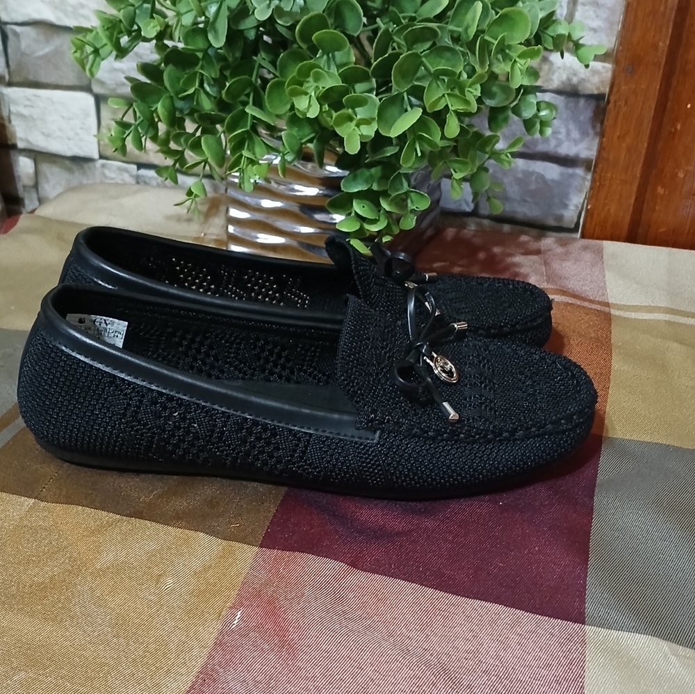 Like New Women's Size 8 Gloria Vanderbilt Rita Knit Slip On Flats Black